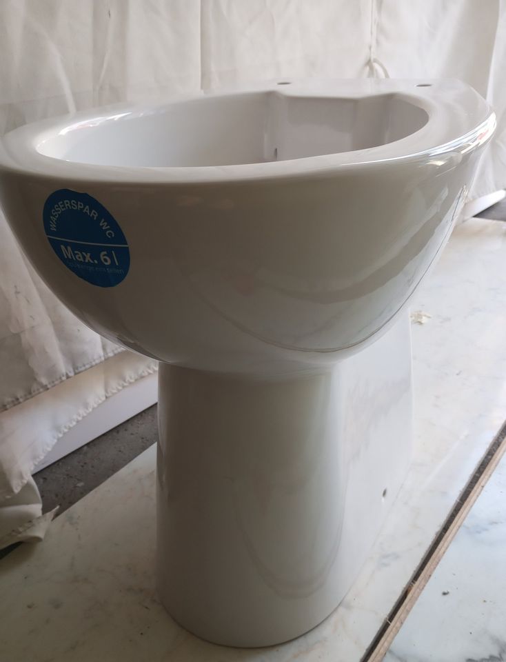 Spülrandloses Stand-WC mit 7 cm Erhöhung in Weiß-Behinderten gere in Velbert
