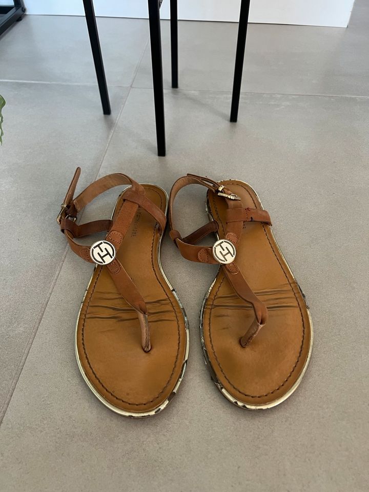 TH Tommy Hilfiger Sandalen Zehentrenner Gr. 38 cognac beige in Dieburg