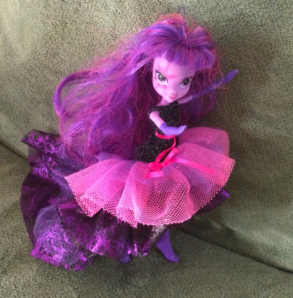 Hasbro Puppe 2013 lila violett mit Kleid + Schuh in Diez