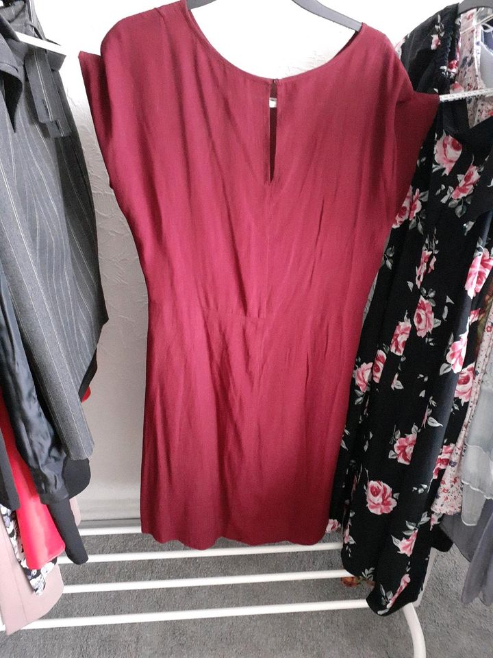 Rotes Kleid feine Stoff für 15€ in Hamburg