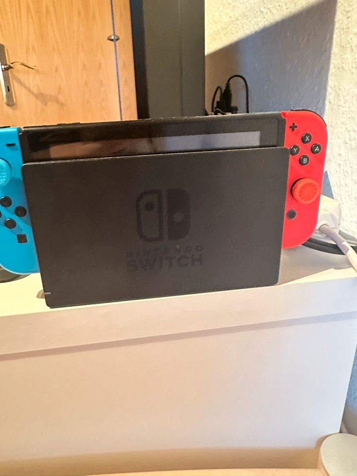 *Schnellverkauf*Nintendo Switch+2 Controller + Zubehör in Itzehoe