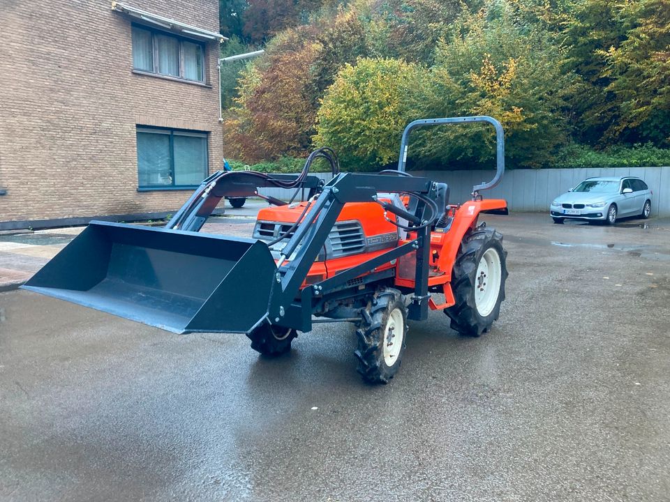 Frontlader Kleintraktor nachrüsten Lader Frontladerschwinge anbau in Gummersbach