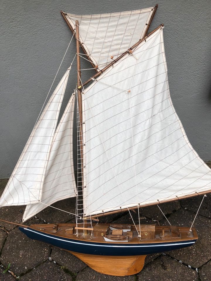 Großes Holz Modellschiff mit Segel in Schwelm