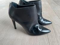 Stiefeletten Schuhe aus Leder von HUGO BOSS schwarz Gr. 39 Spitze Frankfurt am Main - Kalbach-Riedberg Vorschau