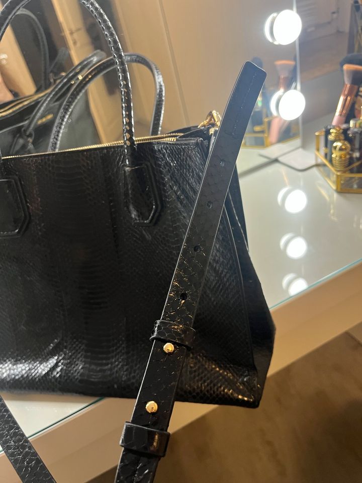 Michael Kors Tasche in schwarz mit gold, Mercer Python Shopper in Brühl