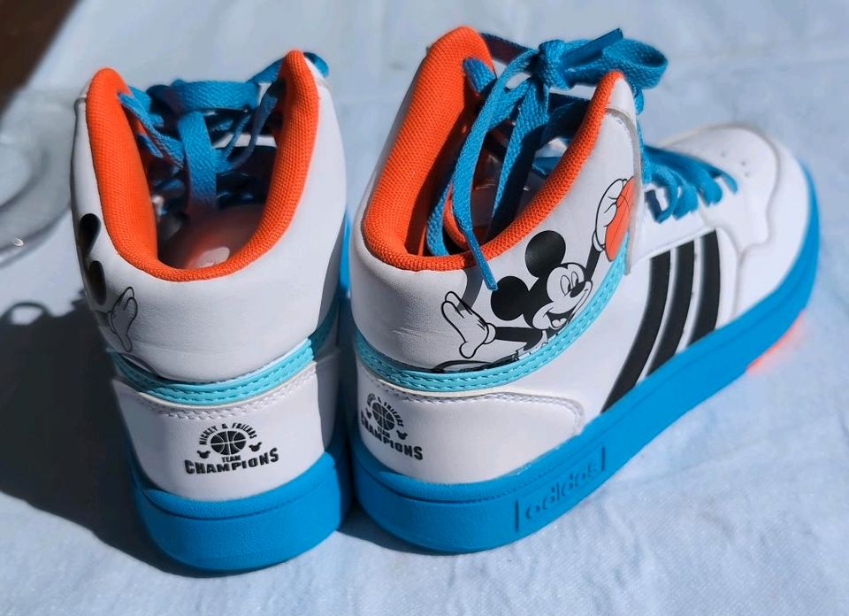 Turnschuhe Kinder 36 / Adidas / HOOPS MID 3.0 MICKEY in Hamburg