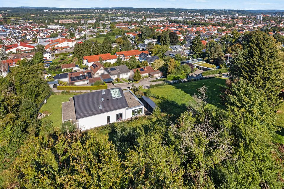 Ravensburg-Süd, junge Villa in Aussichtslage auf rund 2.500qm Grundstück! in Ravensburg