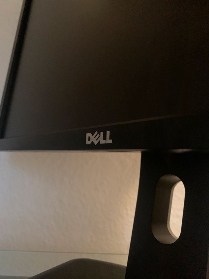 Dell Monitor mir VGA DisplayPort (HDMI nur über Adapter in Wiesbaden