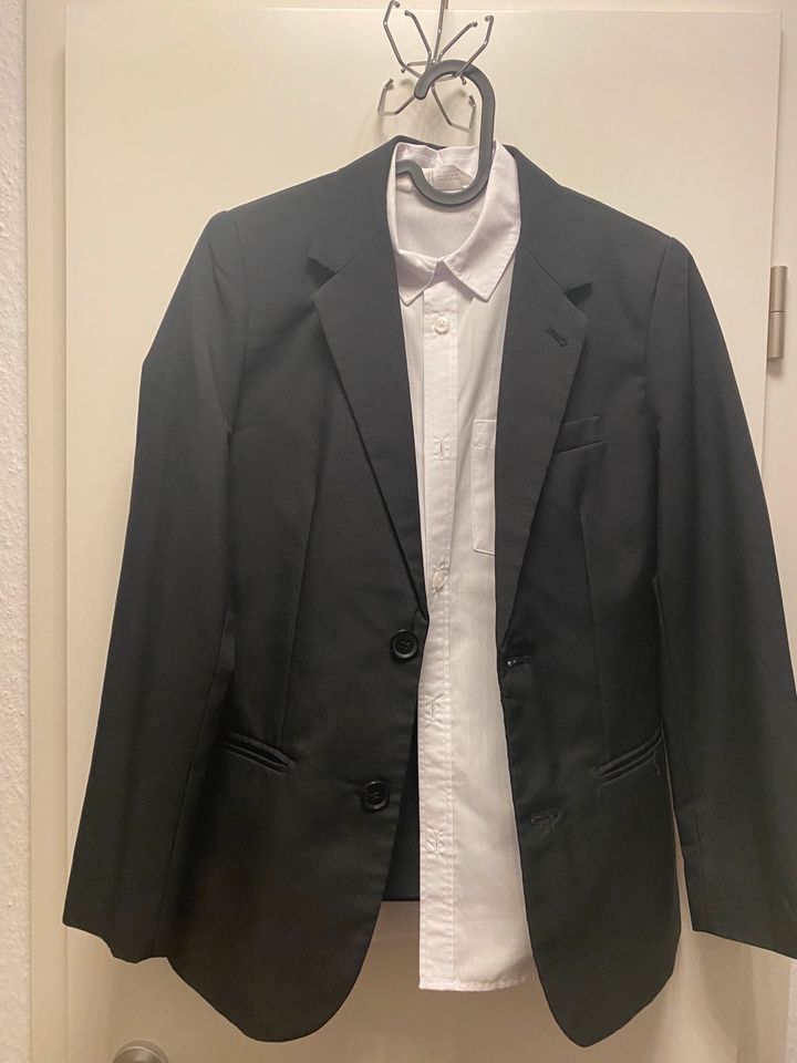 Schwarzer Anzug + weißes Hemd Gr. 152 + Gürtel - Neuwertig in Walluf