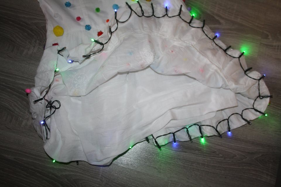 Süßes Trägerkleid Gr.42  mit LED und Pompon --SEHR GUT ERHALTEN-- in Rositz