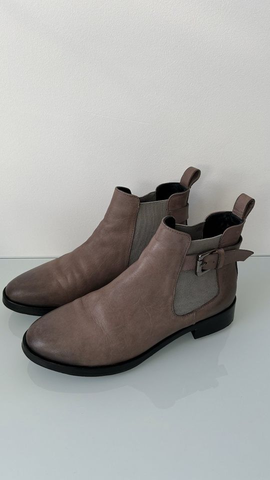 Neuwertige zeitlose TIGHA - Chelsea Boots - Leder - Gr. 37 in Bad Nauheim