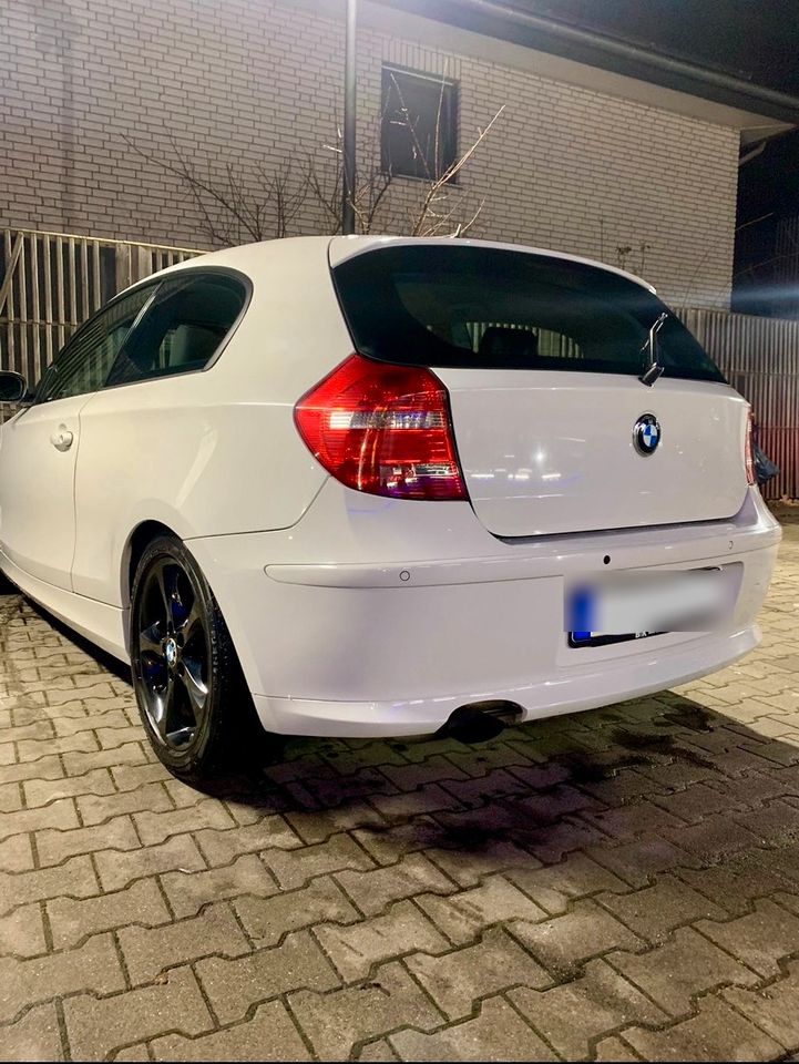 BMW 118i 1er, M-Ausstattung innen + Sportfahrwerk, weiß in Bielefeld