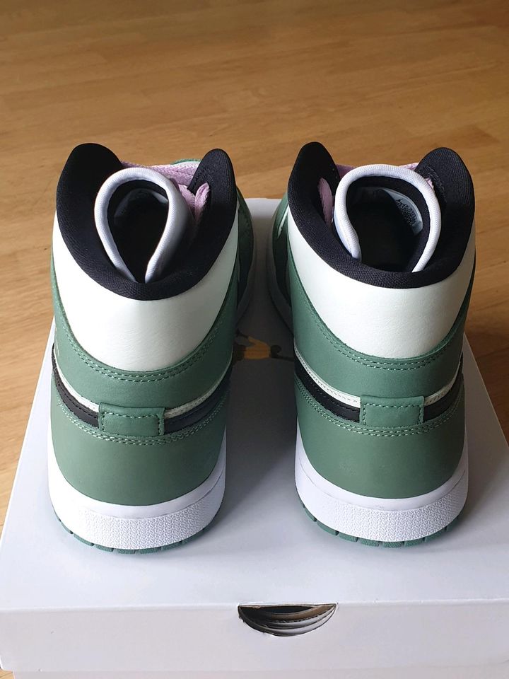 Neu Nike Air Jordan 1 mid se Dutch green 43 in Berlin