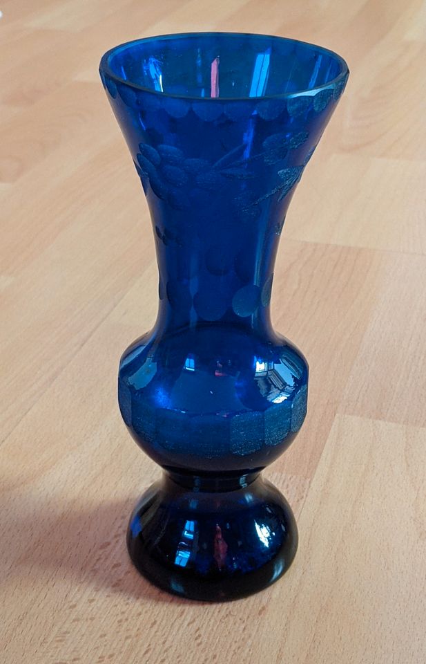 alte Vase blau mit geschliffenem Dekor 18cm in Halle