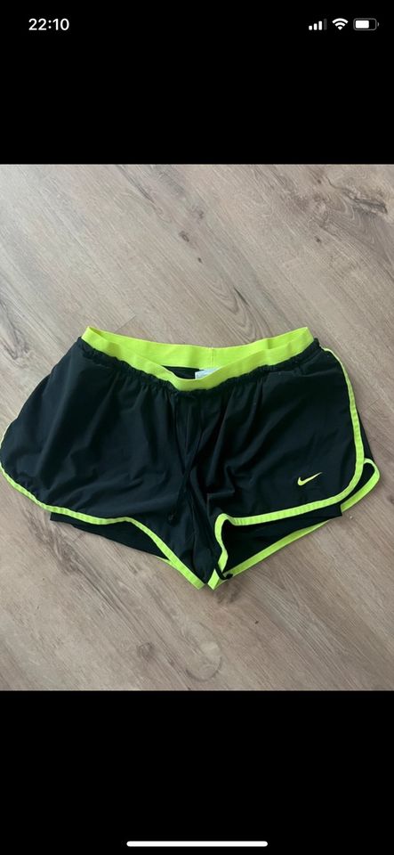 Schwarze Nike Shorts Größe S in Dresden