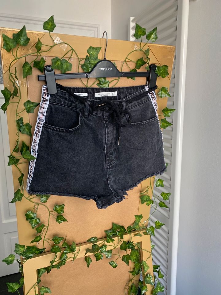 Bershka shorts schwarz mit weißen streifen hipster in München