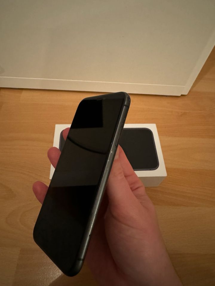 iPhone 11 64 GB 94% Akkukapazität in Hamburg