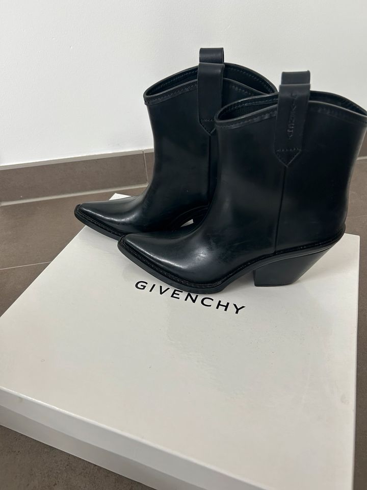 Givenchy Stiefel in Meerbusch