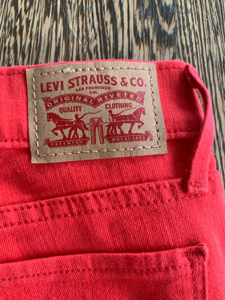 Levi’s Hose Größe 27 Farbe rot in Reutlingen