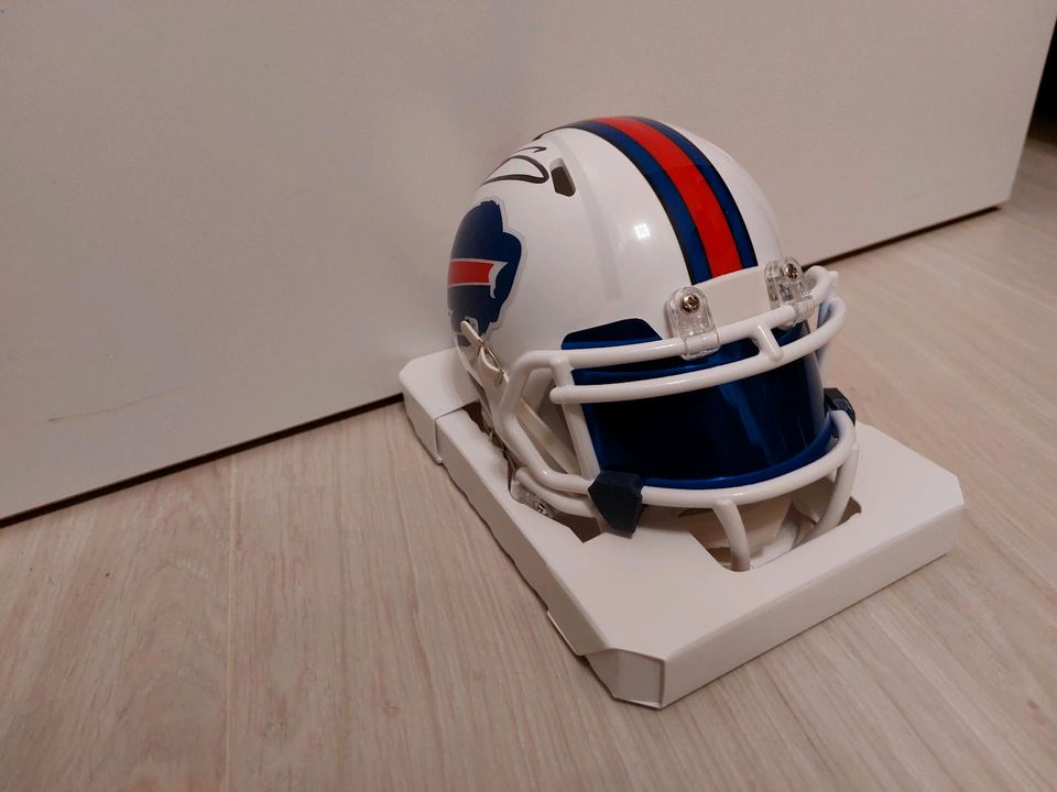 Signierter Football NFL Mini Helm, Buffalo Bills, Stefon Diggs in Maintal