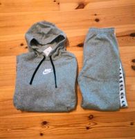 Nike 2 Teiler Hoddie mit Kapuze mit Jogginghose sportliche S Friedrichshain-Kreuzberg - Kreuzberg Vorschau