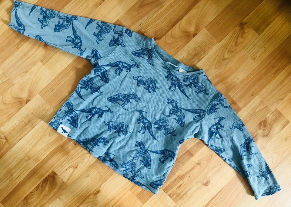 Homewear Dinos 2 Shirts 1 kurze Hose Schlafanzug Pyjama Set 122 in Berlin