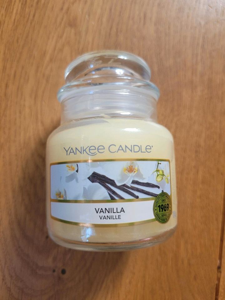 Yankee Candle Vanilla Vanille 104g Duftkerze Geschenk Mitbringsel in Speicher