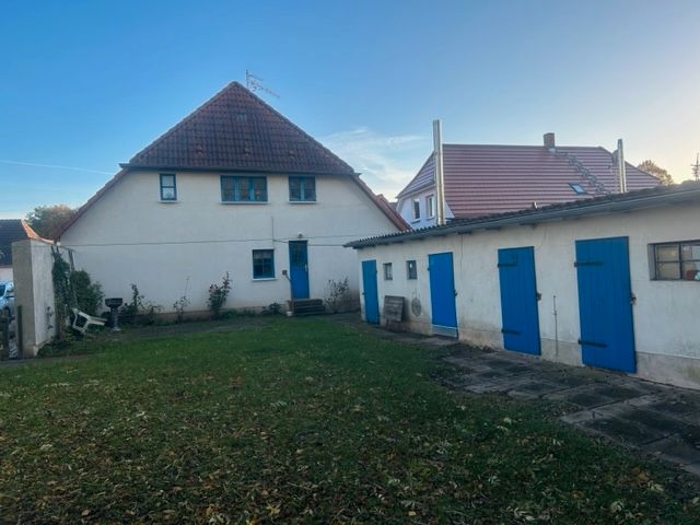 Ein ehemaliges Kapitänshaus wird als teil modernisiertes Mehrfamilienhaus mit großzügigem Grundstück in Garz auf der Insel Rügen verkauft in Zudar