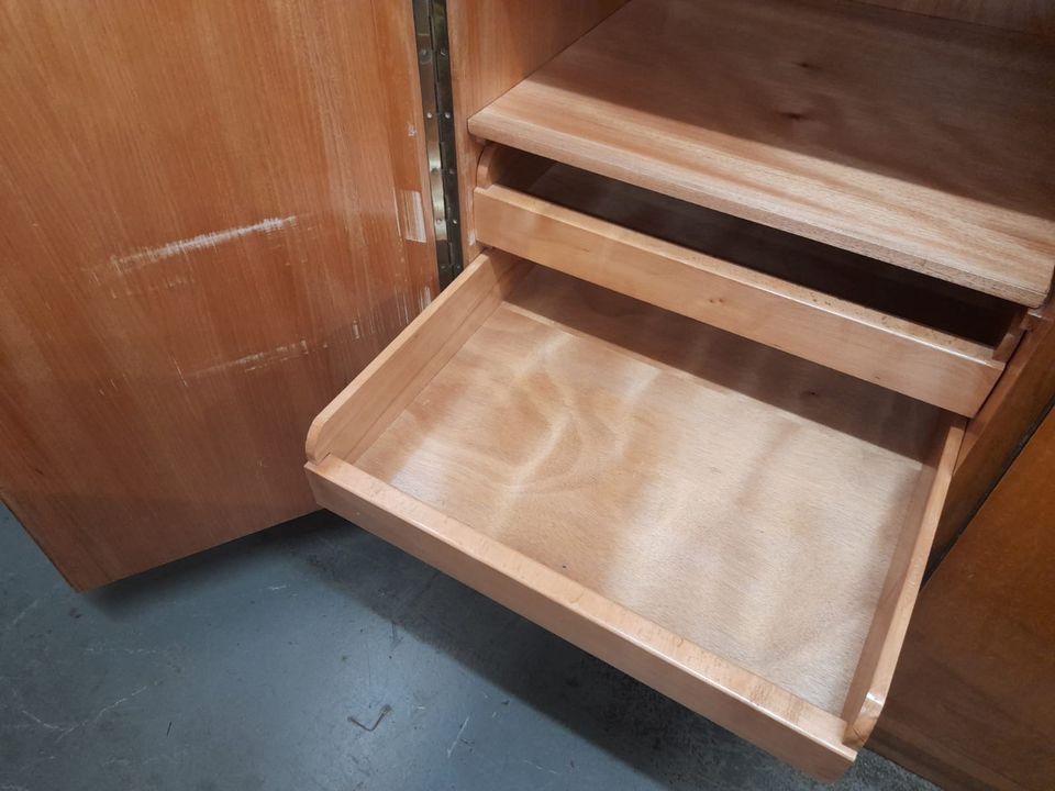 #B Kleiderschrank 4 türig DDR Hochglanz Holz Kleiderstange Retro in Burgstädt