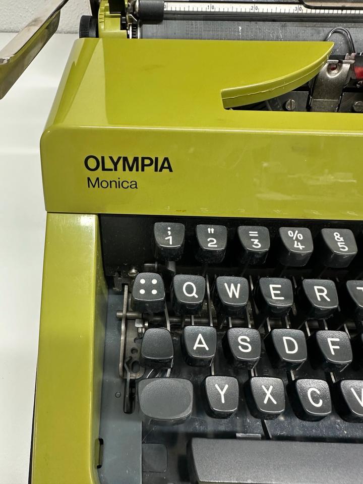 Schreibmaschine Olympia Monica grün, Kofferschreibmaschine in Aham