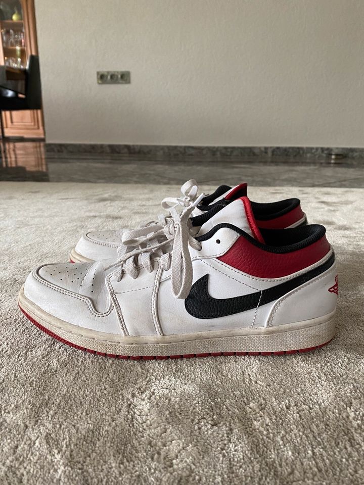 Air Jordan 1 White University Red Black Gr. 44 in Witten