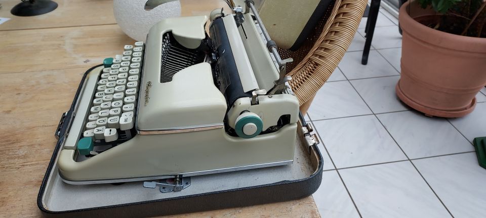 Schreibmaschine Olympia mit Koffer in Willich