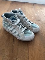 Adidas Kinderschuhe Gr 33 Sneaker hellgrün weiß Bayern - Estenfeld Vorschau