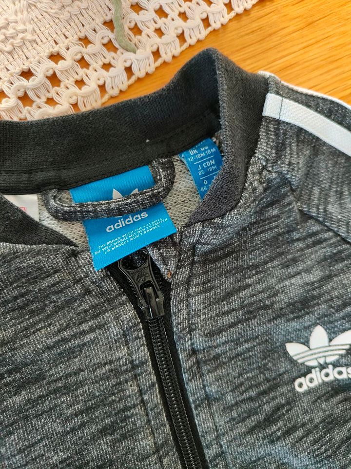 Adidas, Trainingsanzug, Anthrazit, grau, weiß, Sport,  86 in Schornsheim