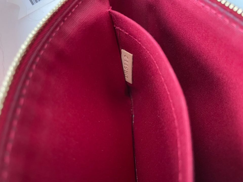 Louis Vuitton Tasche Pochette Accessoires Vernis Leder rot Clutch in Hamburg