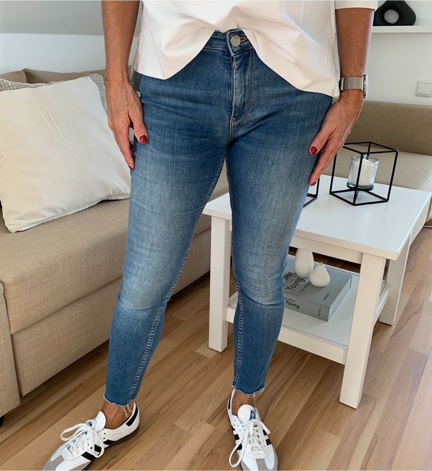 Reiko Skinny Jeans „Lily“ mit Elastan Größe 28 in mittelblau in Hettstadt