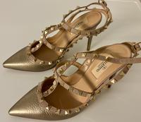 VALENTINO NEU/UNGETRAGEN LACK-PUMPS ROCKSTUD MIT RIEMCHEN 100 MM Kr. München - Ottobrunn Vorschau