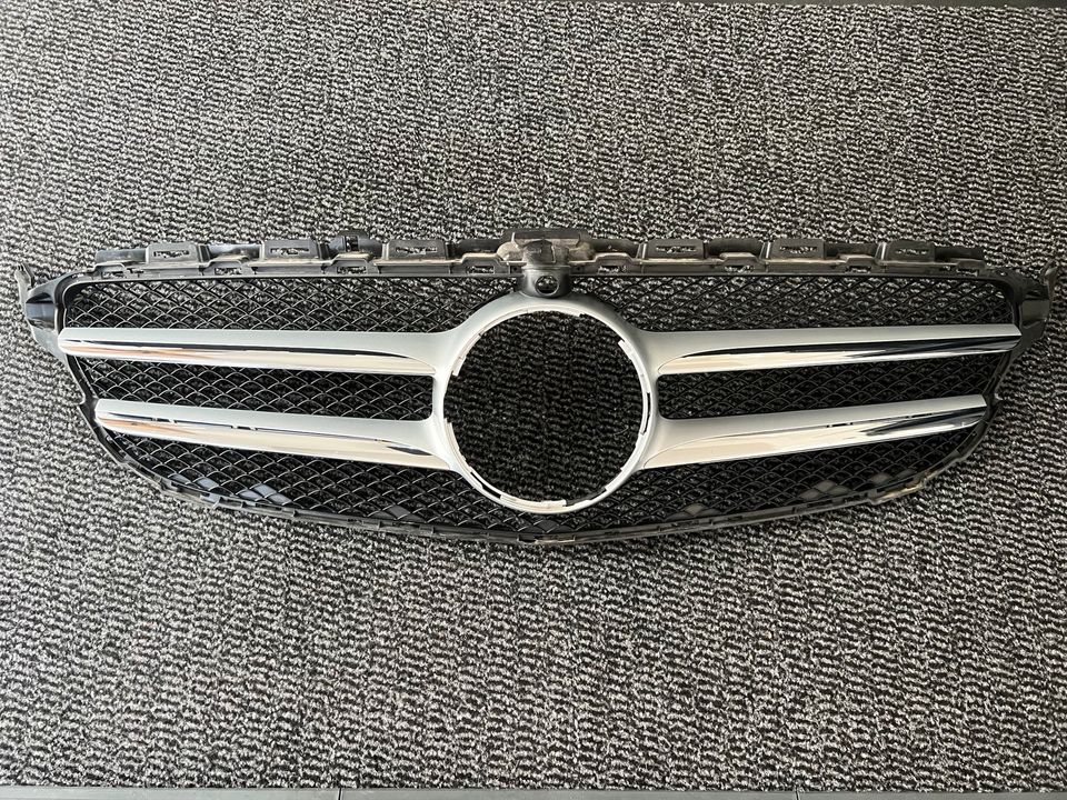 Original Mercedes Grill mit Kamera W205 top! in Barbelroth