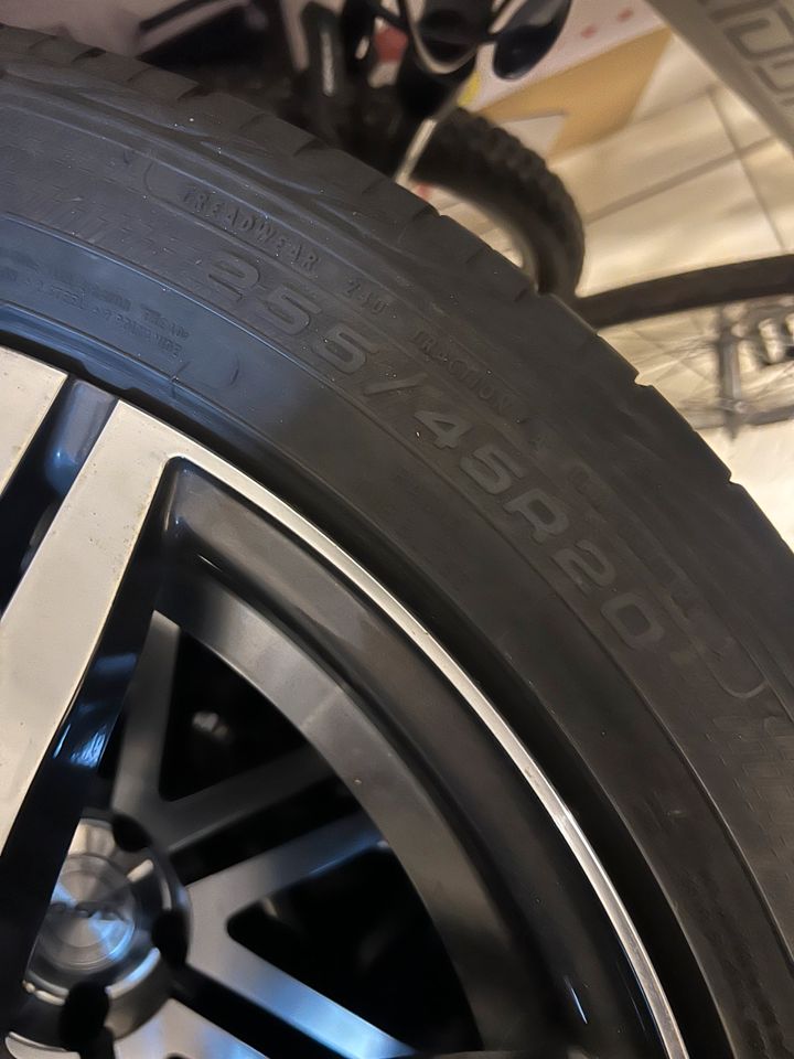 BMW Felgen mit Reifen in Schwarzach