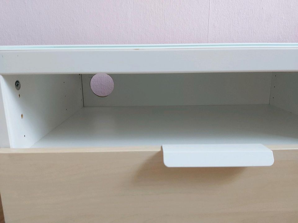 IKEA Tv Board mit Glasplatte in Springe