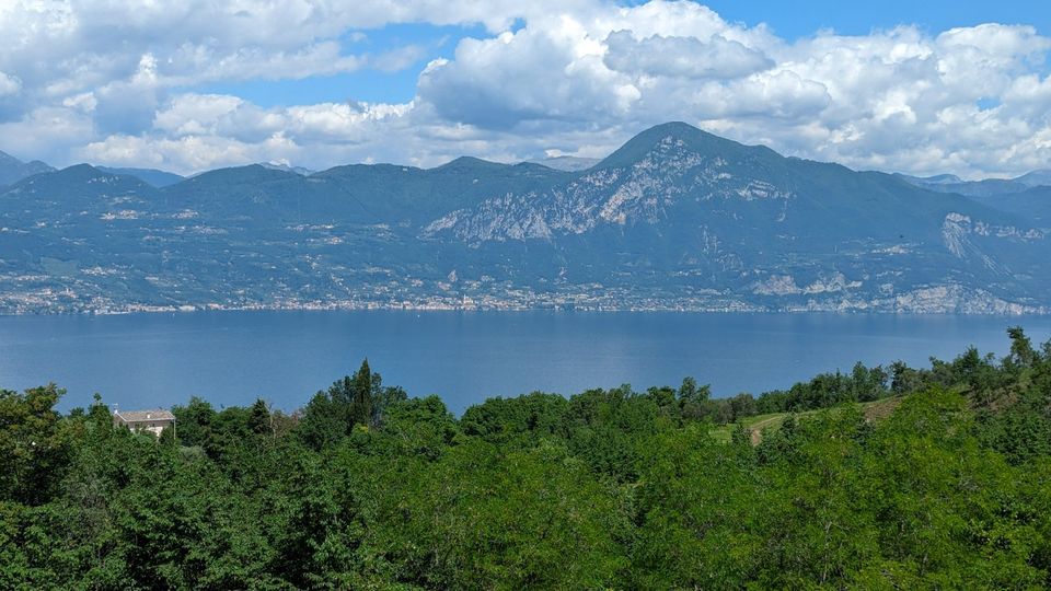 Turmhaus Albisano am Gardasee mit Panoramablick, Garten, Balkon, Garage, Pool in München