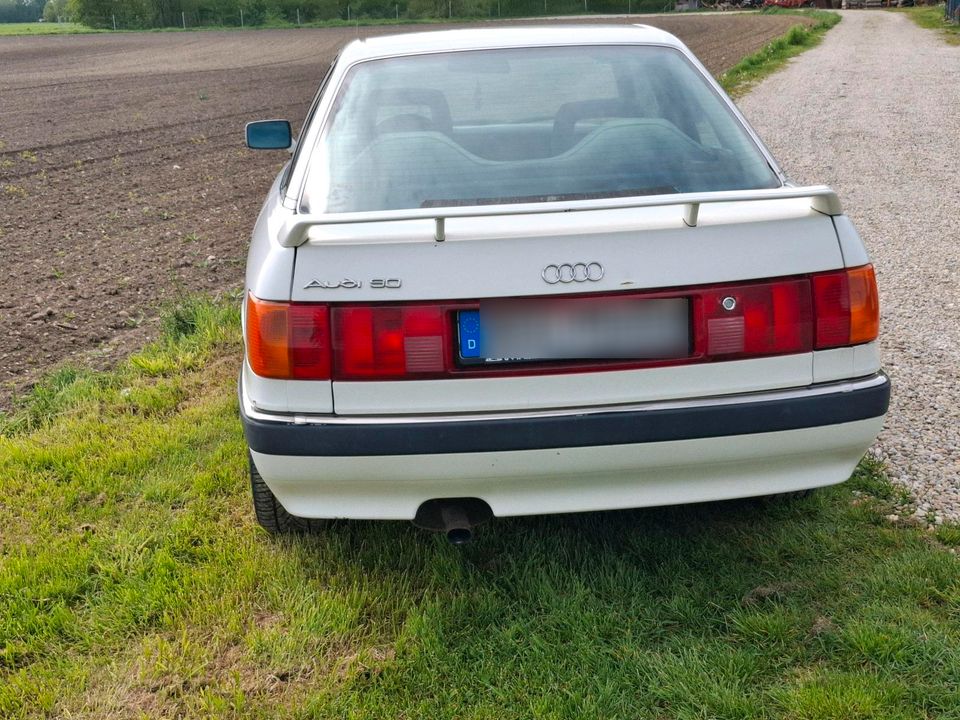 Audi 90 kein Quartto hat h Kennzeichen in Moos