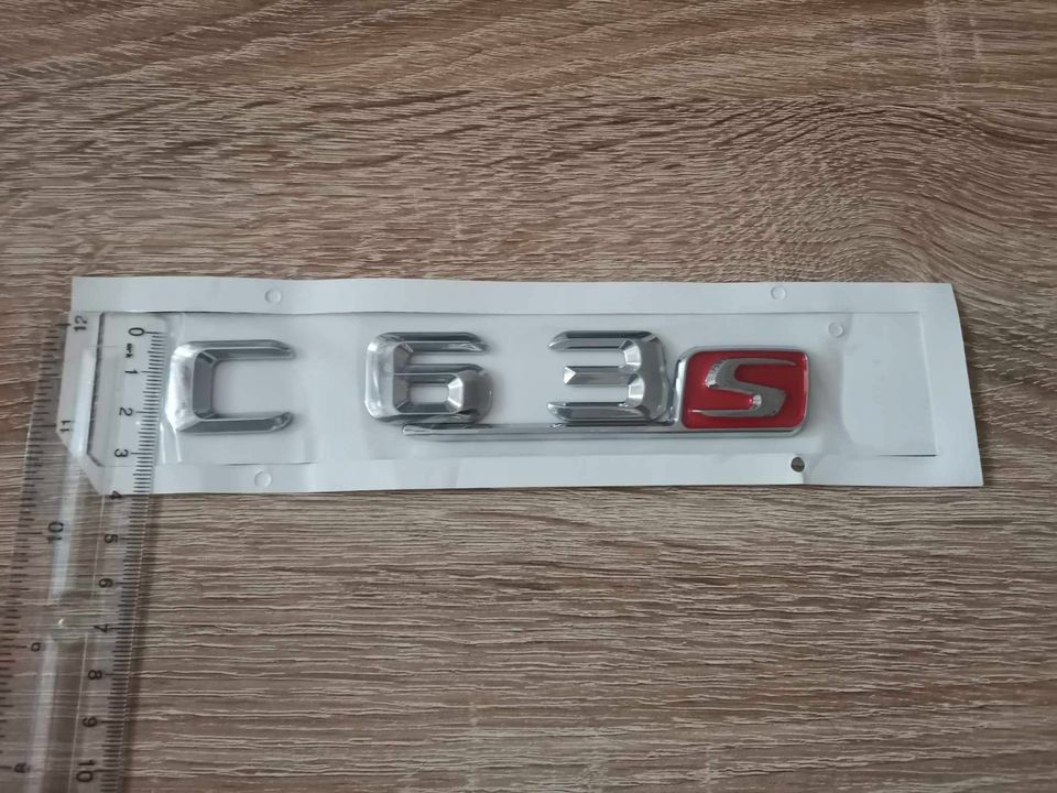 Mercedes Benz C63s Silber mit Rot Schriftzug Logo Emblem in Duisburg