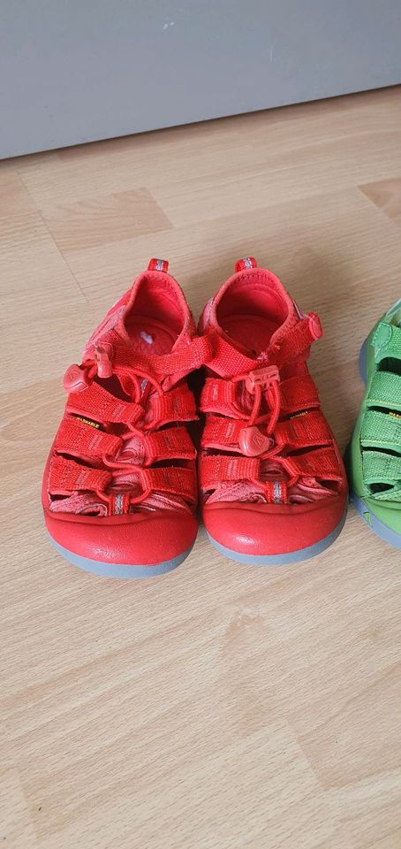 Keen Sandalen Sommerschuhe Größe 31 und 29 rot blau grün in Tamm