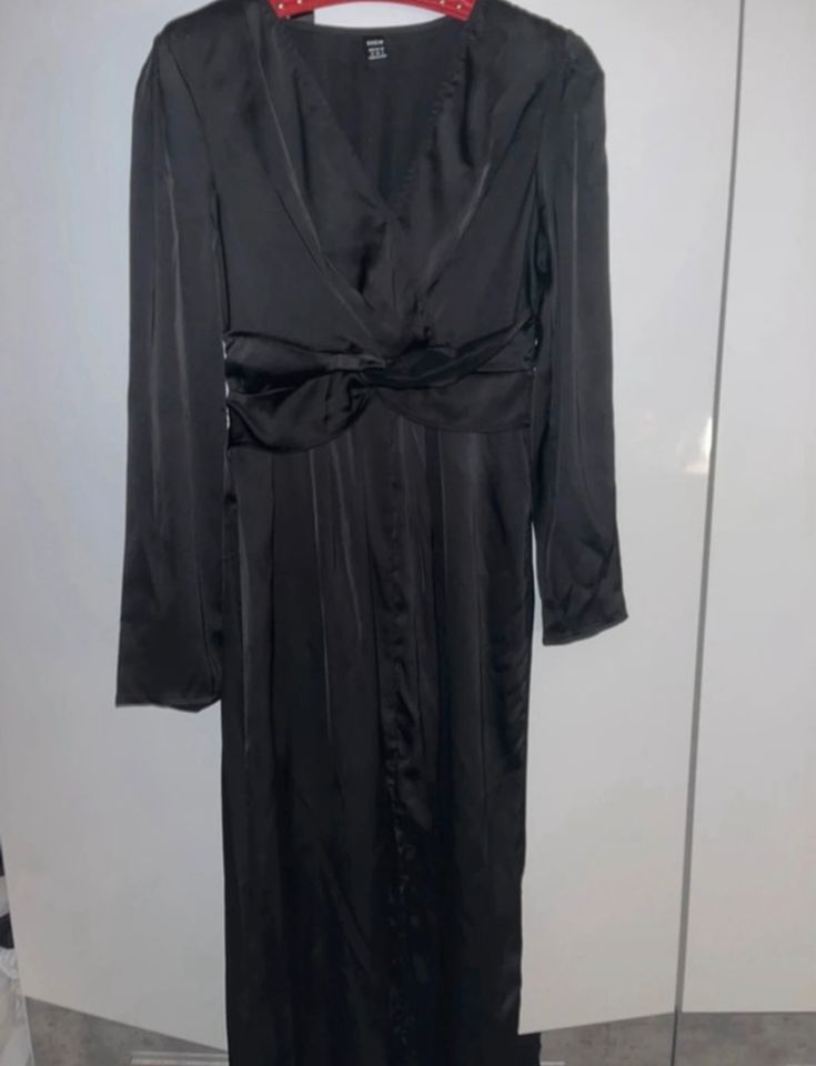 Schwarzes Kleid in Essen