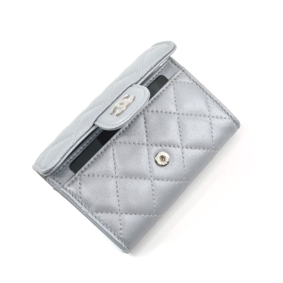 CHANEL Klassisches Kartenetui Cardholder Silber Grau Metallic in Memmingen