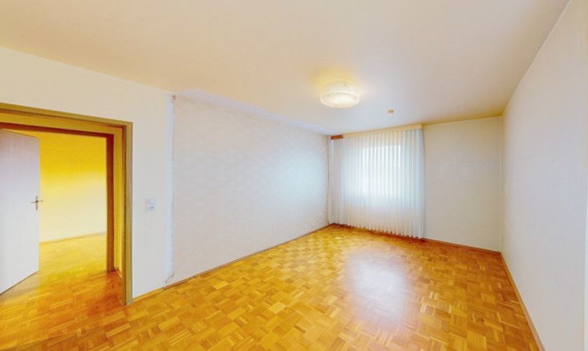 Helle und großzügige Wohnung mit fast 100 m² und  2 KFZ-Stellplätzen. Sofort frei in Ludwigshafen