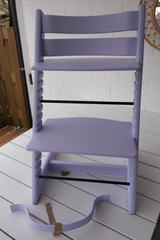 Stokke Tripp Trapp Hochstuhl – mit Babybügel – neu gestrichen in Fürstenfeldbruck