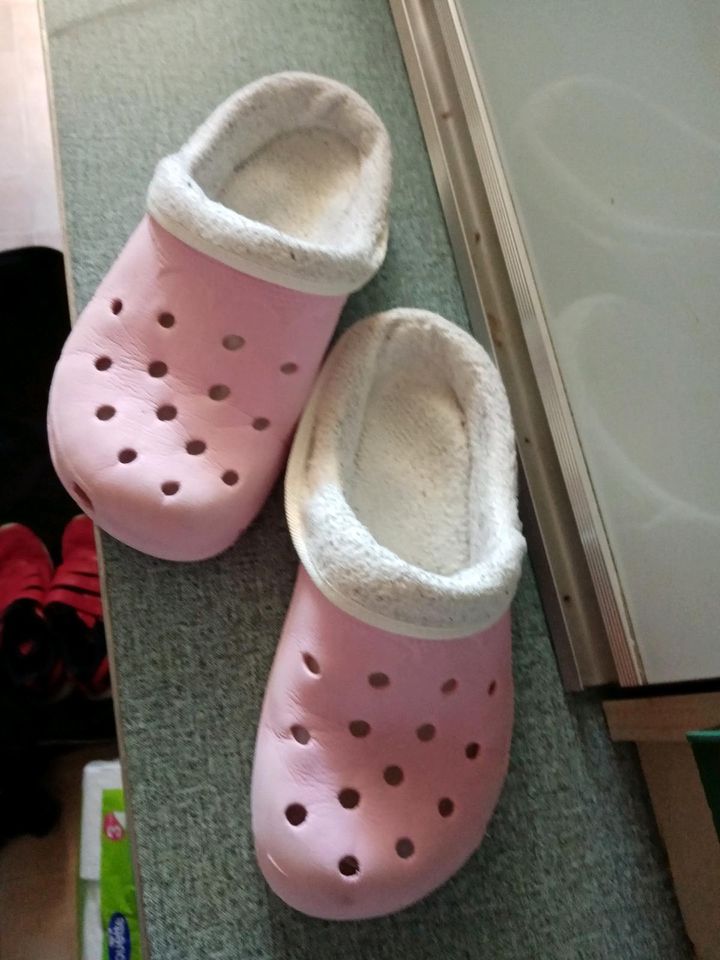 Crocs mit Futter Größe 38 in Nürnberg (Mittelfr)