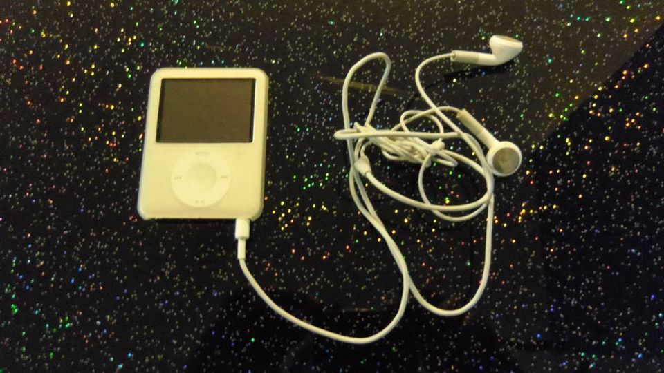 Ipod 4GB MP3 Player mit Kopfhörer in Duisburg